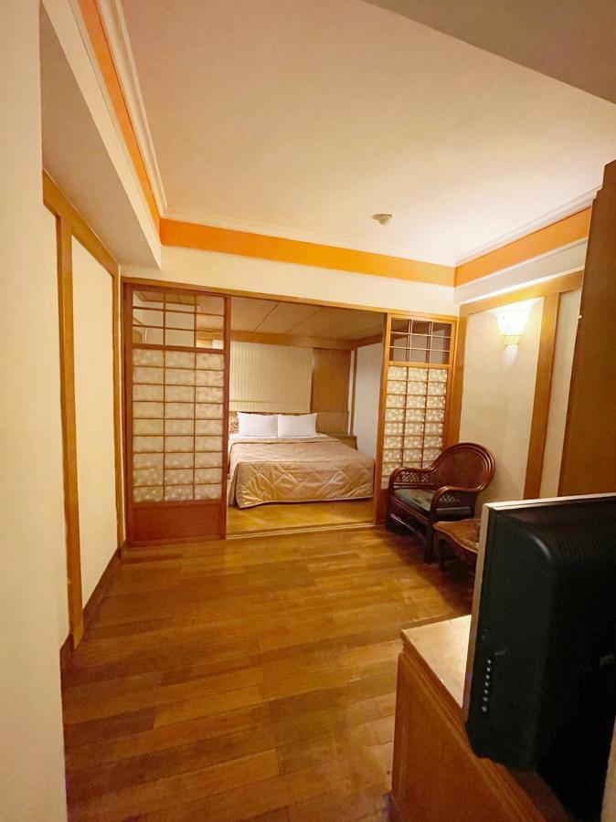 แฟมิลี โฮเต็ล - หลินเซิน Hotel ไถหนาน ภายนอก รูปภาพ
