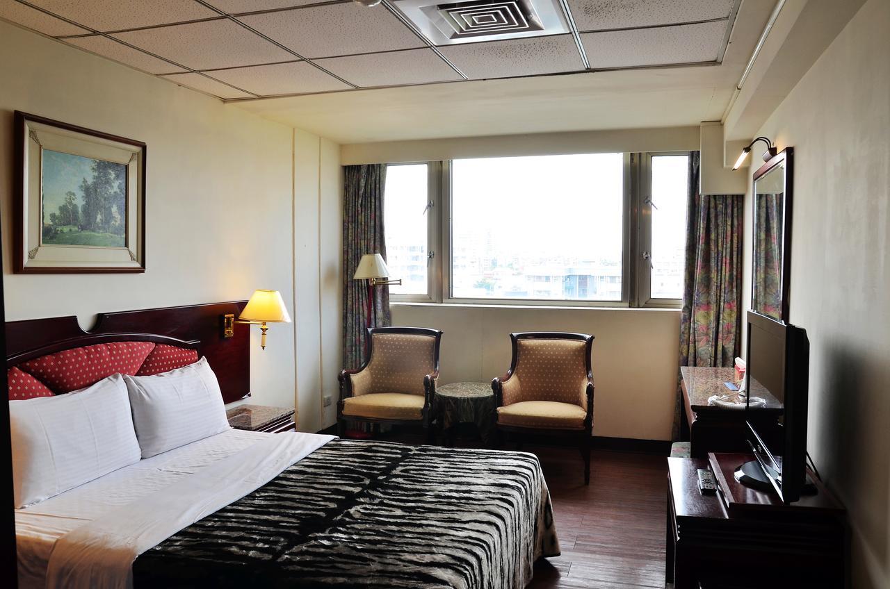 แฟมิลี โฮเต็ล - หลินเซิน Hotel ไถหนาน ภายนอก รูปภาพ