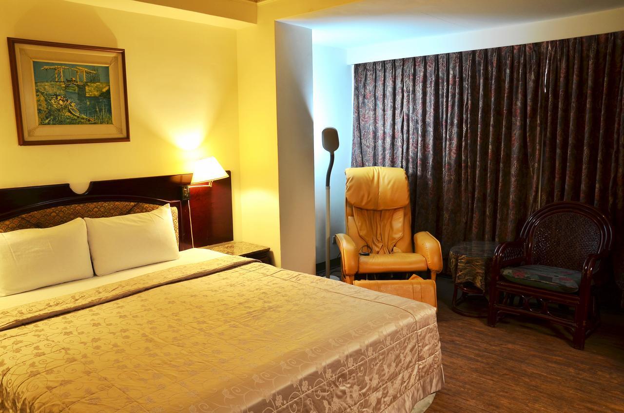 แฟมิลี โฮเต็ล - หลินเซิน Hotel ไถหนาน ภายนอก รูปภาพ