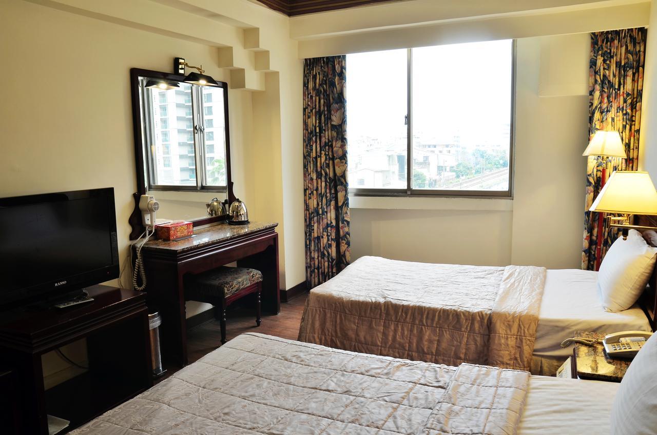 แฟมิลี โฮเต็ล - หลินเซิน Hotel ไถหนาน ภายนอก รูปภาพ