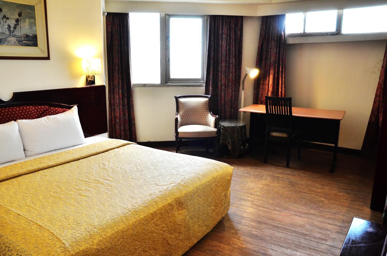 แฟมิลี โฮเต็ล - หลินเซิน Hotel ไถหนาน ภายนอก รูปภาพ
